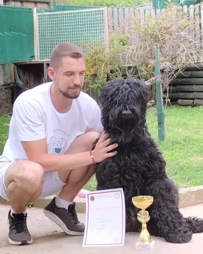 pet groomer iz Smedereva sa crnim psom